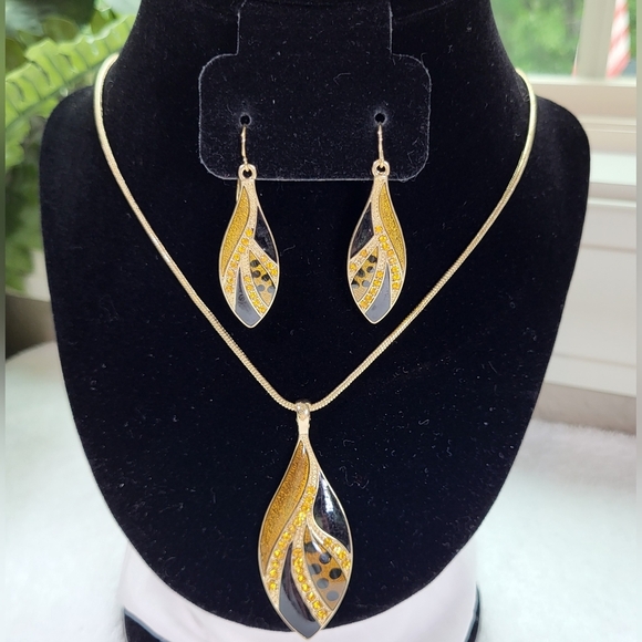 None Jewelry - Topaz and Black Jewel Tone Necklace and Dangle Earrings Set / Pierced